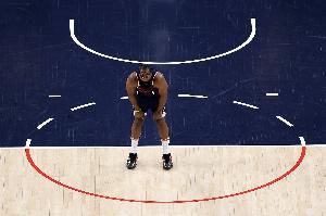 哈登：一场比赛有两个半场 你可以看录像&总结&调整 我们做到了