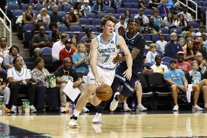 投篮靠谱！4号秀克尼佩尔5记三分球拿下19分3板4助1断