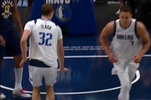 嘲讽拉满！弗拉格强吃三届扣篮王麦克朗 进球后摆出Too Small