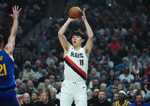 队记：杨瀚森目前情况让我想起当时的谢顿-夏普 后卫要多和他挡拆