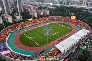 重庆铜梁龙球迷赛前组成山峰图样TIFO，寓意重庆永远勇攀高峰