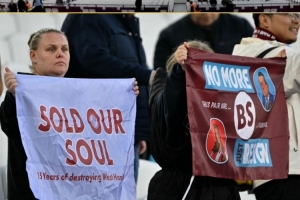 西汉姆赢球后球迷仍静坐抗议，要求俱乐部主席、副主席辞职