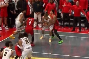 不满判罚！掘金主帅：我们也要学会从后面抱人 反正碰到球就争球