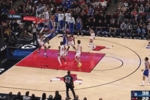 闪转腾挪！格莱姆斯底线突破 晃开防守高难度漂移上篮得手