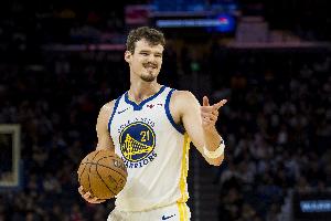 太阳记者调侃：上场让文班34分钟仅得9分 这场波斯特10分钟得9分