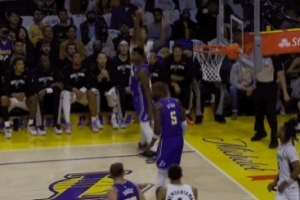 赚到！尚帕尼三分命中同时斯玛特被吹一级恶犯 马刺1回合收获6分