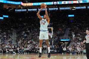 五成命中率！瓦塞尔半场8中4&三分4中2拿到11分2篮板3助攻